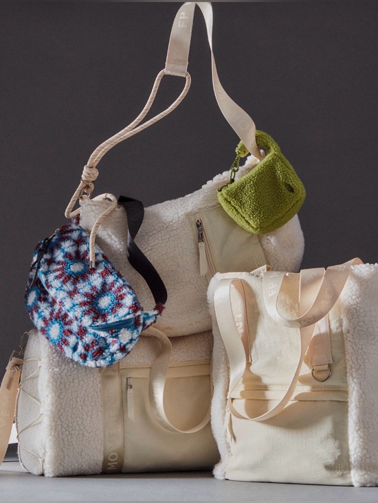 Free People Handbags - Free People Slopes Sherpa Sling Bag in Whipped Cream NWT 💕